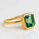 Green Emerald Gemstone Ring - Image 2